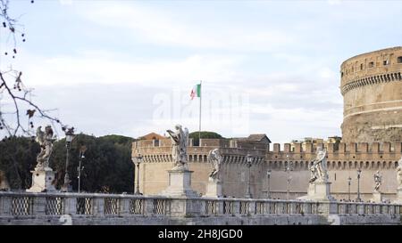 Italienische Flagge, Italien. Lager. Flagge Italiens an der Wand der Engelsburg gegen den Himmel. Blick auf die italienische Flagge, die an den Wänden der kräuselt Stockfoto