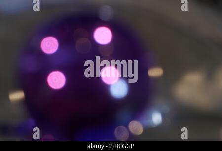 Dunstig lila Kreise auf lila Kugel und grünen Bokeh Hintergrund. Stockfoto