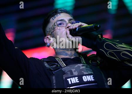 Buenos Aires, Argentinien. 29th. November 2021. Elian Ángel Valenzuela, allgemein bekannt als L-Gante, tritt während eines Musikkonzerts im Luna Park Stadium in Buenos Aires auf der Bühne auf. Kredit: SOPA Images Limited/Alamy Live Nachrichten Stockfoto