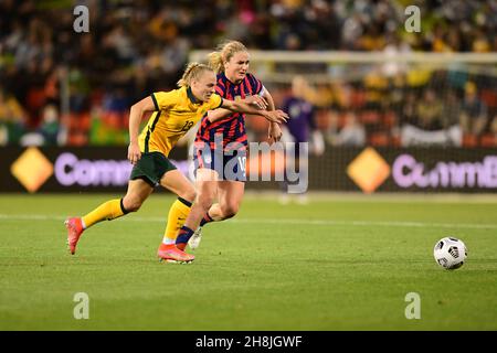 Newcastle, Australien. 30th. November 2021. Tameka Yallop (L) von der australischen Fußballnationalmannschaft der Frauen und Lindsey Horan (R) von der US-amerikanischen Fußballnationalmannschaft der Frauen und in Aktion während des Freundschaftsspiels zwischen der australischen Fußballnationalmannschaft der Frauen (Matildas) und der US-amerikanischen Fußballnationalmannschaft der Frauen (The Stars and Stripes) Im MacDonald Jones Stadium.Endstand; Australien 1:1 Vereinigte Staaten. Kredit: SOPA Images Limited/Alamy Live Nachrichten Stockfoto