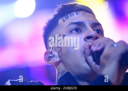 Buenos Aires, Argentinien. 29th. November 2021. Elian Ángel Valenzuela, allgemein bekannt als L-Gante, tritt während eines Musikkonzerts im Luna Park Stadium in Buenos Aires auf der Bühne auf. Kredit: SOPA Images Limited/Alamy Live Nachrichten Stockfoto