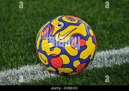 Hi-Vis Premier League Nike Flight Ball auf dem Spielfeld in der Elland Road Stockfoto