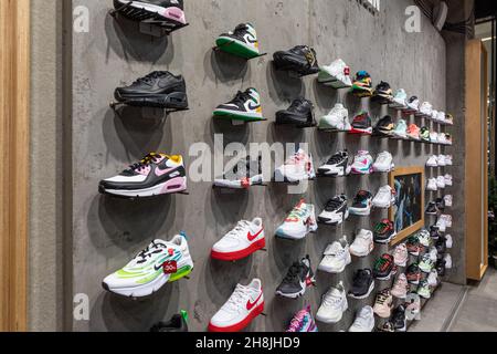 Minsk, Weißrussland - 25. Nov 2021: Foto von einer Wand aus Sneakern im Sportschuh-Shop Stockfoto