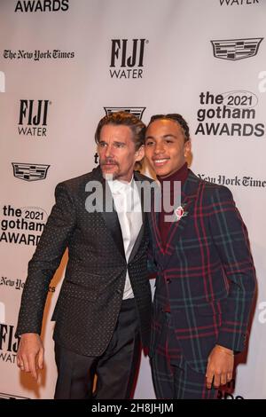 New York, Usa. 29th. November 2021. Ethan Hawke (L) und Joshua Caleb Johnson nehmen an den Gotham Awards 2021 Teil, die das Gotham Film & Media Institute an der Cipriani Wall Street in New York City vergibt. Kredit: SOPA Images Limited/Alamy Live Nachrichten Stockfoto