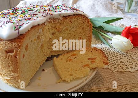 Traditionelle hausgemachte osterkuchen auf dem Tisch. Ein Stück Kuchen. Stockfoto