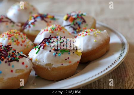 Traditionelle hausgemachte osterkuchen auf dem Teller. Stockfoto