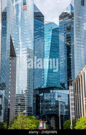 Malerische Wolkenkratzer mit Glasfassaden im Pariser Viertel La Defense Stockfoto