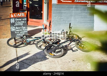 Fahrräder auf dem Bürgersteig vor einem Café Stockfoto