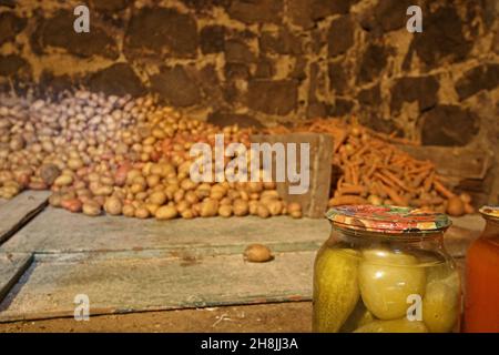 Glas mit Gurken aus der Dose. Keller mit Lebensmitteln. Produkte für den Winter vorbereitet. Stockfoto