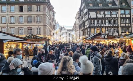 Straßburg, Frankreich - November, 2021: Weihnachtsmarkt im Stadtzentrum am Wochenende. Advents in Straßburg. Stockfoto