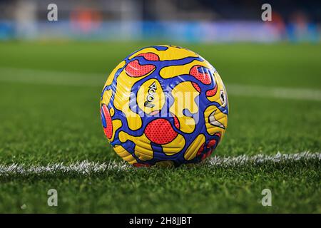 Hi-Vis Premier League Nike Flight Ball on the Pitch at Elland Road in, am 11/30/2021. (Foto von Mark Cosgrove/News Images/Sipa USA) Quelle: SIPA USA/Alamy Live News Stockfoto