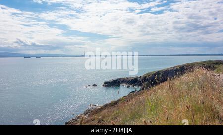 Blick auf die Bucht von Dublin an einem sonnigen Tag von Howth Head, County Dublin, Irland. Stockfoto