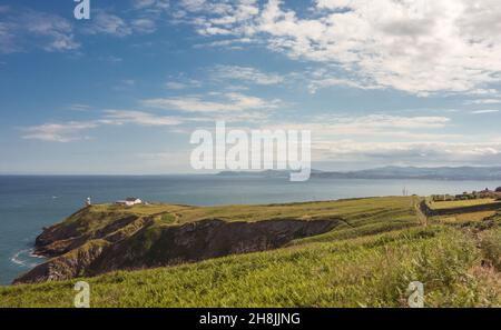 Blick auf die Bucht von Dublin an einem sonnigen Tag von der Halbinsel Howth Head in der Nähe von Dublin, Irland. Stockfoto