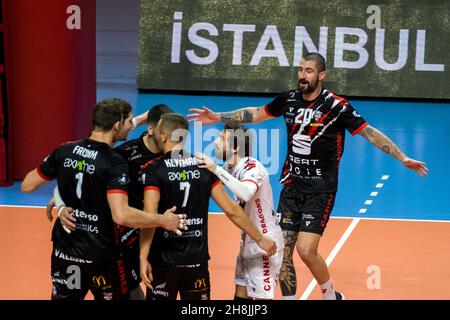 Türkei. 30th. November 2021. Im ersten Wochenspiel der CEV Champions League trafen sich die Fenerbahçe HDI Sigorta vs AS Cannes Dragons (FRA) Volleyball-Mannschaften der Männer in der Istanbuler Burhan Felek Vestel Volleyball Halle. (Foto: Ihsan Sercan Ozkurnazli/Pacific Press) Quelle: Pacific Press Media Production Corp./Alamy Live News Stockfoto