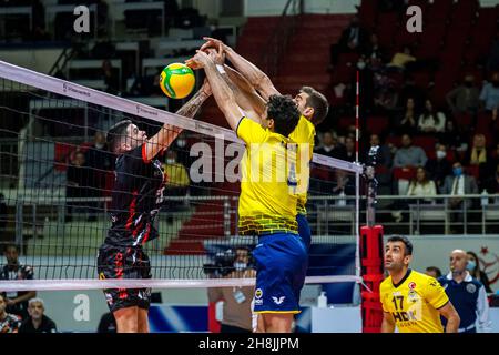 Türkei. 30th. November 2021. Im ersten Wochenspiel der CEV Champions League trafen sich die Fenerbahçe HDI Sigorta vs AS Cannes Dragons (FRA) Volleyball-Mannschaften der Männer in der Istanbuler Burhan Felek Vestel Volleyball Halle. (Foto: Ihsan Sercan Ozkurnazli/Pacific Press) Quelle: Pacific Press Media Production Corp./Alamy Live News Stockfoto