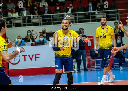 Türkei. 30th. November 2021. Im ersten Wochenspiel der CEV Champions League trafen sich die Fenerbahçe HDI Sigorta vs AS Cannes Dragons (FRA) Volleyball-Mannschaften der Männer in der Istanbuler Burhan Felek Vestel Volleyball Halle. (Foto: Ihsan Sercan Ozkurnazli/Pacific Press) Quelle: Pacific Press Media Production Corp./Alamy Live News Stockfoto