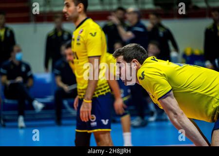 Türkei. 30th. November 2021. Im ersten Wochenspiel der CEV Champions League trafen sich die Fenerbahçe HDI Sigorta vs AS Cannes Dragons (FRA) Volleyball-Mannschaften der Männer in der Istanbuler Burhan Felek Vestel Volleyball Halle. (Foto: Ihsan Sercan Ozkurnazli/Pacific Press) Quelle: Pacific Press Media Production Corp./Alamy Live News Stockfoto