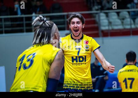 Türkei. 30th. November 2021. Im ersten Wochenspiel der CEV Champions League trafen sich die Fenerbahçe HDI Sigorta vs AS Cannes Dragons (FRA) Volleyball-Mannschaften der Männer in der Istanbuler Burhan Felek Vestel Volleyball Halle. (Foto: Ihsan Sercan Ozkurnazli/Pacific Press) Quelle: Pacific Press Media Production Corp./Alamy Live News Stockfoto