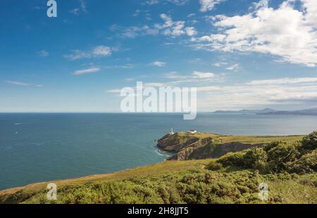 Blick auf die Bucht von Dublin an einem sonnigen Tag von der Halbinsel Howth Head in der Nähe von Dublin, Irland. Stockfoto