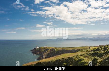 Blick auf die Bucht von Dublin an einem sonnigen Tag von der Halbinsel Howth Head in der Nähe von Dublin, Irland. Stockfoto