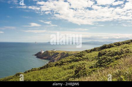 Blick auf die Bucht von Dublin an einem sonnigen Tag von der Halbinsel Howth Head in der Nähe von Dublin, Irland. Stockfoto