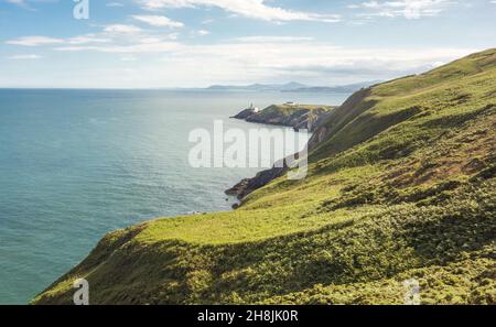 Blick auf die Bucht von Dublin an einem sonnigen Tag von der Halbinsel Howth Head in der Nähe von Dublin, Irland. Stockfoto