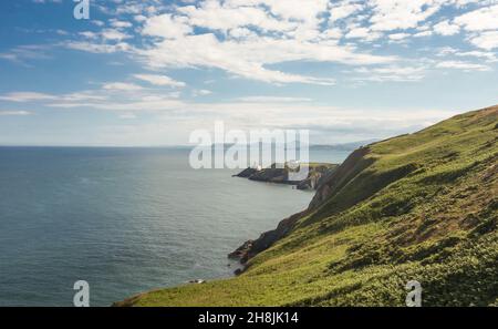 Blick auf die Bucht von Dublin an einem sonnigen Tag von der Halbinsel Howth Head in der Nähe von Dublin, Irland. Stockfoto