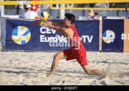 IZMIR, TÜRKEI - 10. JULI 2021: Russland (Komissarenko und Rukhmanov) gegen Norwegen (Mol, M. und Sunde) Viertelfinale des CEV U20 Beach Volleyball Europe Stockfoto