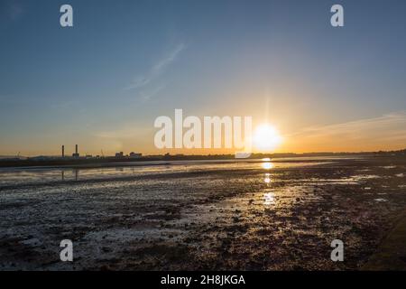 Sonnenuntergang an der Strandpromenade von Clontarf, auf der Nordseite von Dublin City, Irland. Stockfoto