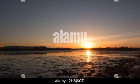 Sonnenuntergang an der Strandpromenade von Clontarf, auf der Nordseite von Dublin City, Irland. Stockfoto