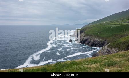 Blick von Slea Head, Dunquin auf der Dingle-Halbinsel im Westen der Grafschaft Kerry, Irland. Die Blasket-Inseln sind in der Ferne zu sehen. Stockfoto