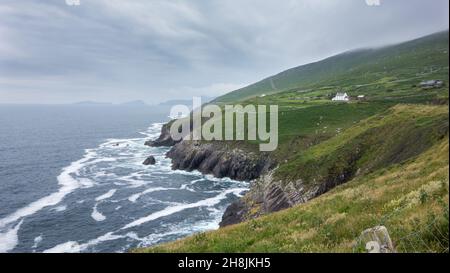 Blick von Slea Head, Dunquin auf der Dingle-Halbinsel im Westen der Grafschaft Kerry, Irland. Die Blasket-Inseln sind in der Ferne zu sehen. Stockfoto