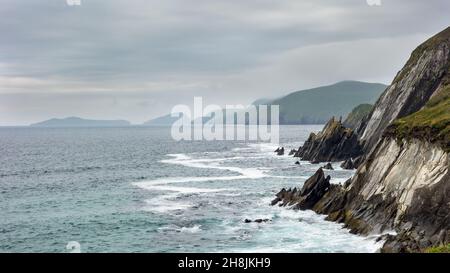 Blick von Slea Head, Dunquin auf der Dingle-Halbinsel im Westen der Grafschaft Kerry, Irland. Die Blasket-Inseln sind in der Ferne zu sehen. Stockfoto