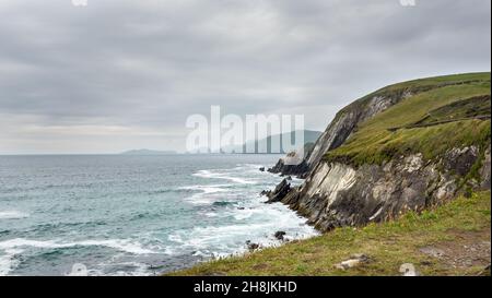 Blick von Slea Head, Dunquin auf der Dingle-Halbinsel im Westen der Grafschaft Kerry, Irland. Die Blasket-Inseln sind in der Ferne zu sehen. Stockfoto