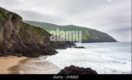 Blick auf den Atlantischen Ozean vom Coumeenoole Beach, Dunquin auf der Dingle-Halbinsel im Westen der Grafschaft Kerry, Irland. Stockfoto