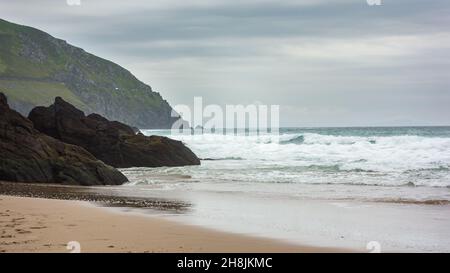 Blick auf den Atlantischen Ozean vom Coumeenoole Beach, Dunquin auf der Dingle-Halbinsel im Westen der Grafschaft Kerry, Irland. Stockfoto