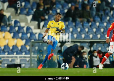 Estoril, Portugal. 29th. November 2021. Arthur Gomes (Estoril) Fußball: Portugiesisches 'Liga Portugal Bwin'-Spiel zwischen GD Estoril Praia 2-2 CD Santa Clara im Estadio Antonio Coimbra da Mota in Estoril, Portugal . Quelle: Mutsu Kawamori/AFLO/Alamy Live News Stockfoto