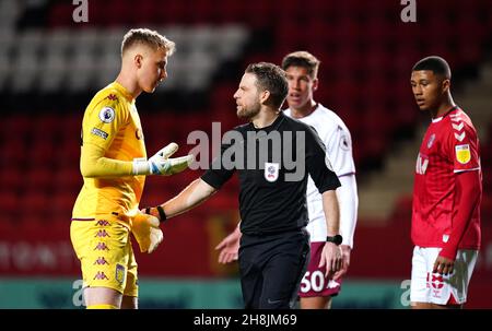 Oliwier Zych von Aston Villa (links) beschwert sich beim zweiten Spiel der Papa John's Trophy im Londoner Valley vor Schiedsrichter Christopher Pollard. Bilddatum: Dienstag, 30. November 2021. Stockfoto