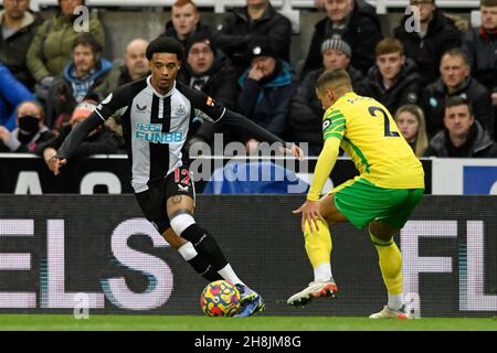 Jamal Lewis #12 von Newcastle United sucht einen Weg hinter Max Aarons #2 von Norwich City Stockfoto