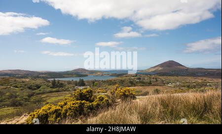 Wunderschöner Panoramablick auf die irische Landschaft mit Blick auf den Tully Mountain vom Diamond Hill im Connemara National Park, County Galway, Irland. Stockfoto