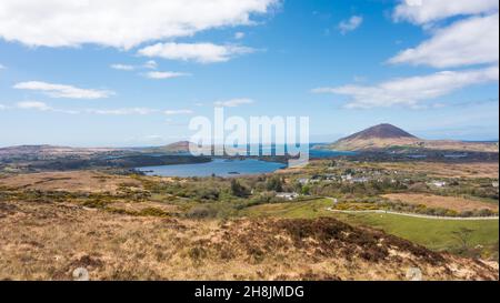 Wunderschöner Panoramablick auf die irische Landschaft mit Blick auf den Tully Mountain vom Diamond Hill im Connemara National Park, County Galway, Irland. Stockfoto