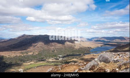 Blick auf den Connemara National Park und den Lough Kylemore vom Gipfel des Diamond Hill, Connemara, Grafschaft Galway im Westen Irlands. Stockfoto