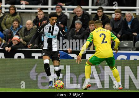 Newcastle, Großbritannien. 30th. November 2021. Jamal Lewis #12 von Newcastle United sucht einen Weg vorbei an Max Aarons #2 von Norwich City in Newcastle, Großbritannien am 11/30/2021. (Foto von Simon Whitehead/News Images/Sipa USA) Quelle: SIPA USA/Alamy Live News Stockfoto