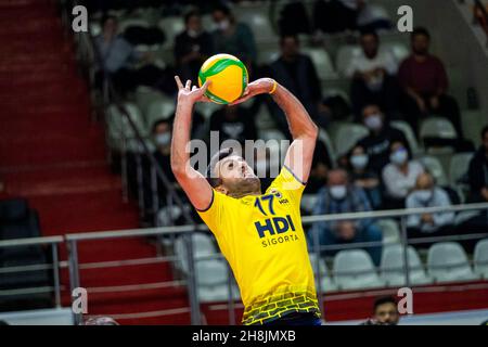 Türkei. 30th. November 2021. Im ersten Wochenspiel der CEV Champions League trafen sich die Fenerbahçe HDI Sigorta vs AS Cannes Dragons (FRA) Volleyball-Mannschaften der Männer in der Istanbuler Burhan Felek Vestel Volleyball Halle. (Bild: © Ihsan Sercan Ozkurnazli/Pacific Press via ZUMA Press Wire) Stockfoto