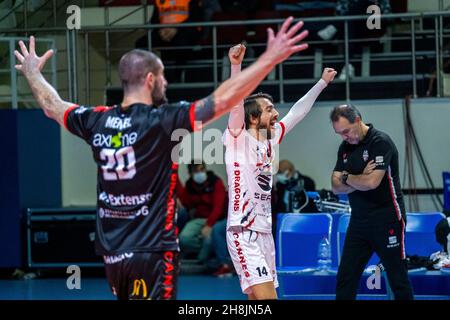 Türkei. 30th. November 2021. Im ersten Wochenspiel der CEV Champions League trafen sich die Fenerbahçe HDI Sigorta vs AS Cannes Dragons (FRA) Volleyball-Mannschaften der Männer in der Istanbuler Burhan Felek Vestel Volleyball Halle. (Bild: © Ihsan Sercan Ozkurnazli/Pacific Press via ZUMA Press Wire) Stockfoto