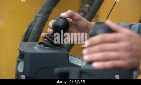 Detaildarstellung des neuen Fahrerhaus-Baggers. Clip. Fahrer des Kranarms. Stockfoto