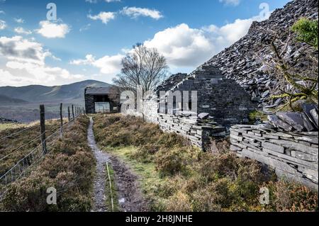 Dies ist der schräge Trommelkopf der Planwinde im Dinorwic-Schieferbruch oberhalb des walisischen Dorfes Llanberis im Snowdonia-Nationalpark Stockfoto