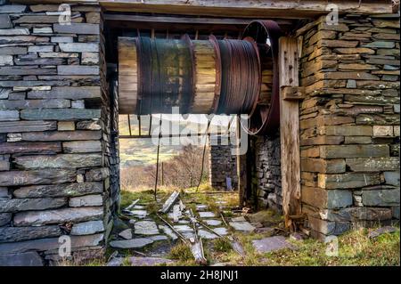 Dies ist der schräge Trommelkopf der Planwinde im Dinorwic-Schieferbruch oberhalb des walisischen Dorfes Llanberis im Snowdonia-Nationalpark Stockfoto