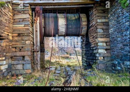 Dies ist der schräge Trommelkopf der Planwinde im Dinorwic-Schieferbruch oberhalb des walisischen Dorfes Llanberis im Snowdonia-Nationalpark Stockfoto