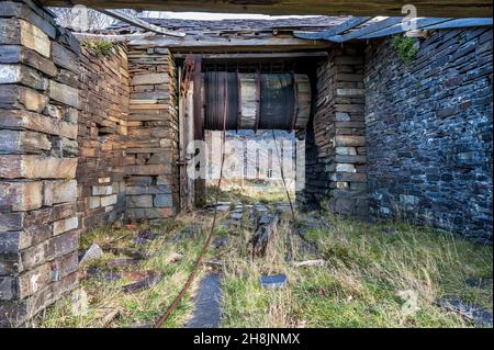 Dies ist der schräge Trommelkopf der Planwinde im Dinorwic-Schieferbruch oberhalb des walisischen Dorfes Llanberis im Snowdonia-Nationalpark Stockfoto